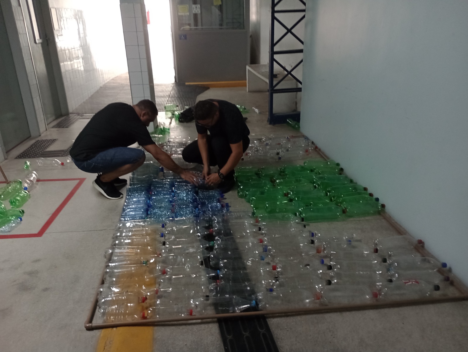 Estrutura experimental do projeto Oceanos de Plástico sendo montada dentro do campus 4 do CESMAC